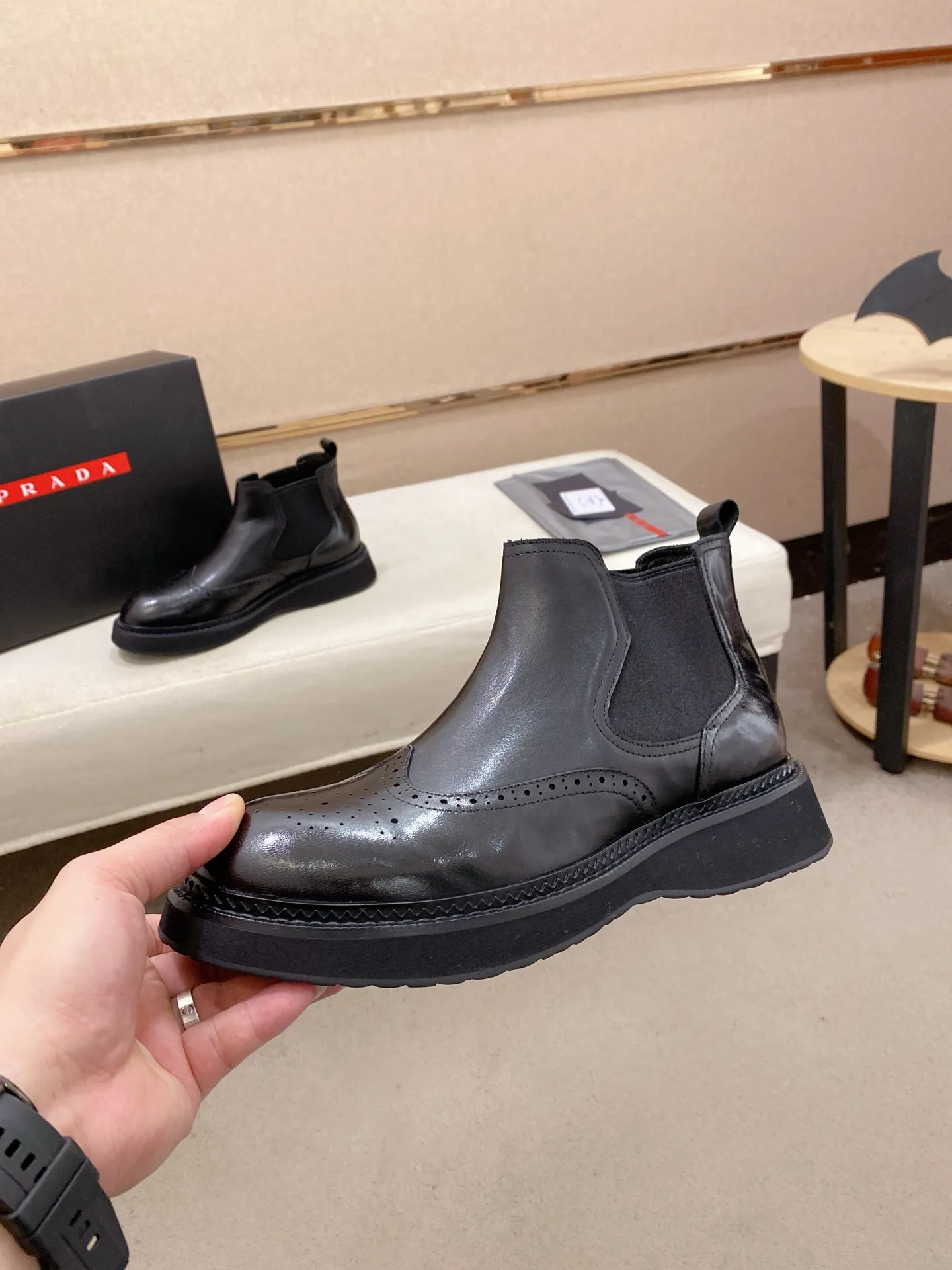 Factory price 760💰 Leather lining optional! 🍁🍁High-quality new PRADA counters are launched at the same time. The new men's shoes and 😘fabric are selected from imported lacquered first-layer cowhide and imported cowhide lining. 👍🏿 High-end ☄️ air-cushion molded anti-slip rubber outsole, exquisite lines, simple and elegant, comfortable and high-end for leisure travel. Code number: 38 to 45